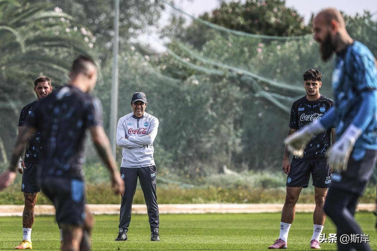 包含集结日埃因霍温内部沟通——荷甲节点到来，话题不断，年轻球员得到机会的词条