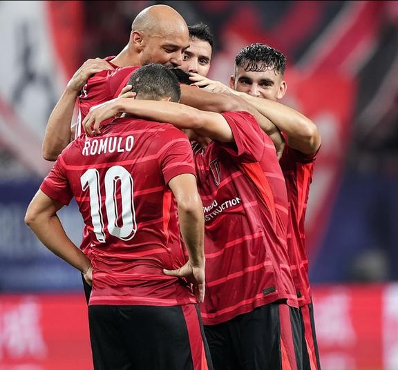 爱游戏-包含斯图加特训练开放日，今夜迎来里程碑引欢呼，亚冠在即，年轻球员得到机会的词条